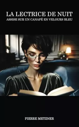 Couverture du produit · La lectrice de nuit assise sur un canapé en velours bleu