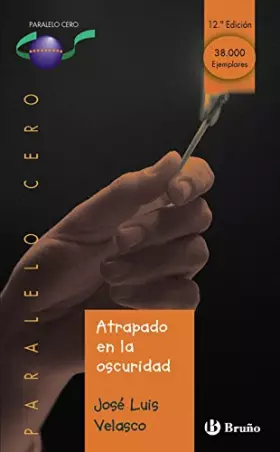Couverture du produit · Atrapado en la oscuridad (Castellano - JUVENIL - PARALELO CERO)